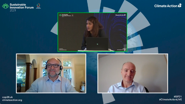 Neil Cawse, director ejecutivo de Geotab y Neil Emery, director de transporte de Amazon, hablan sobre la sostenibilidad en un panel de discusión en el SIF.