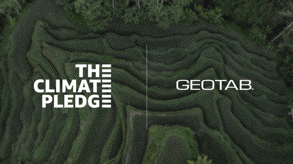 Geotab Logo und The Climate Pledge Logo auf einem dunkelgrünen Hintergrund der einen Wald zeigt.