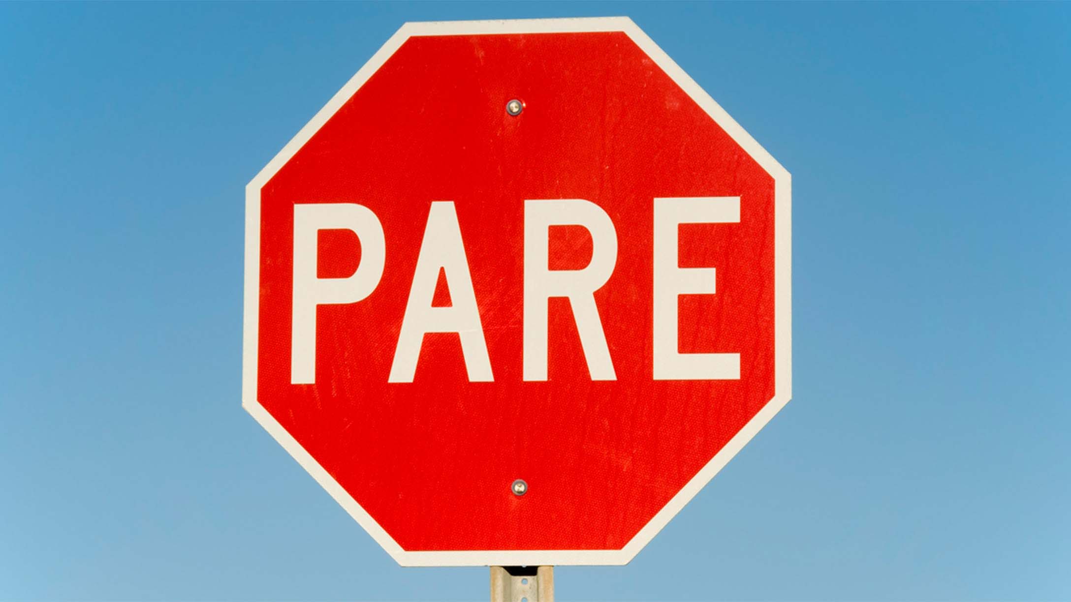 A stop sign in Spanish