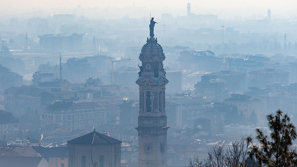 Stadt im Nebel als Symbol für Umweltverschmutzung.