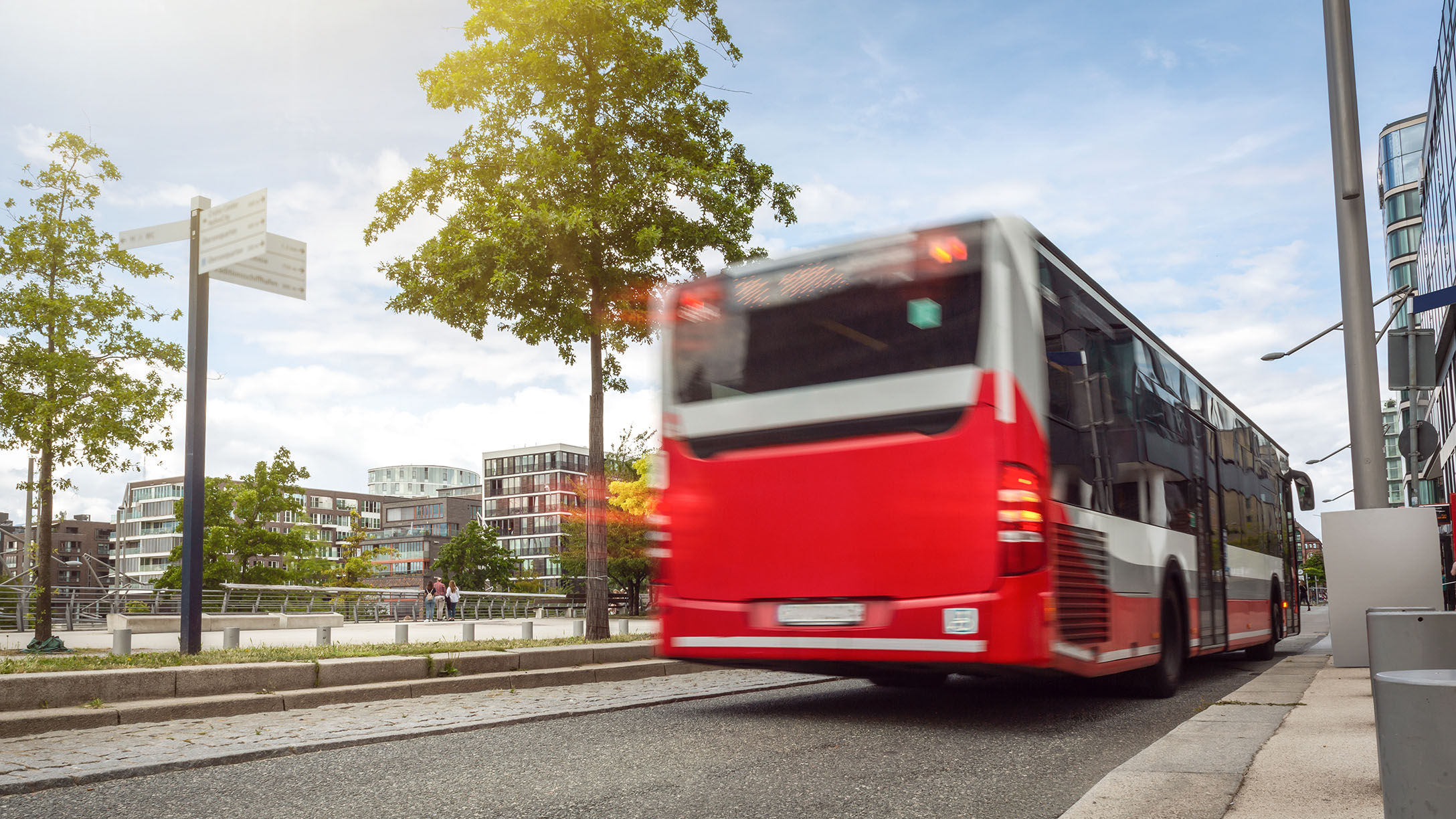 Roter fahrender Bus im Hintergund mit Geotab und DB Regio Bus Logo