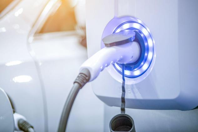 Ein Elektrofahrzeug wird aufgeladen.