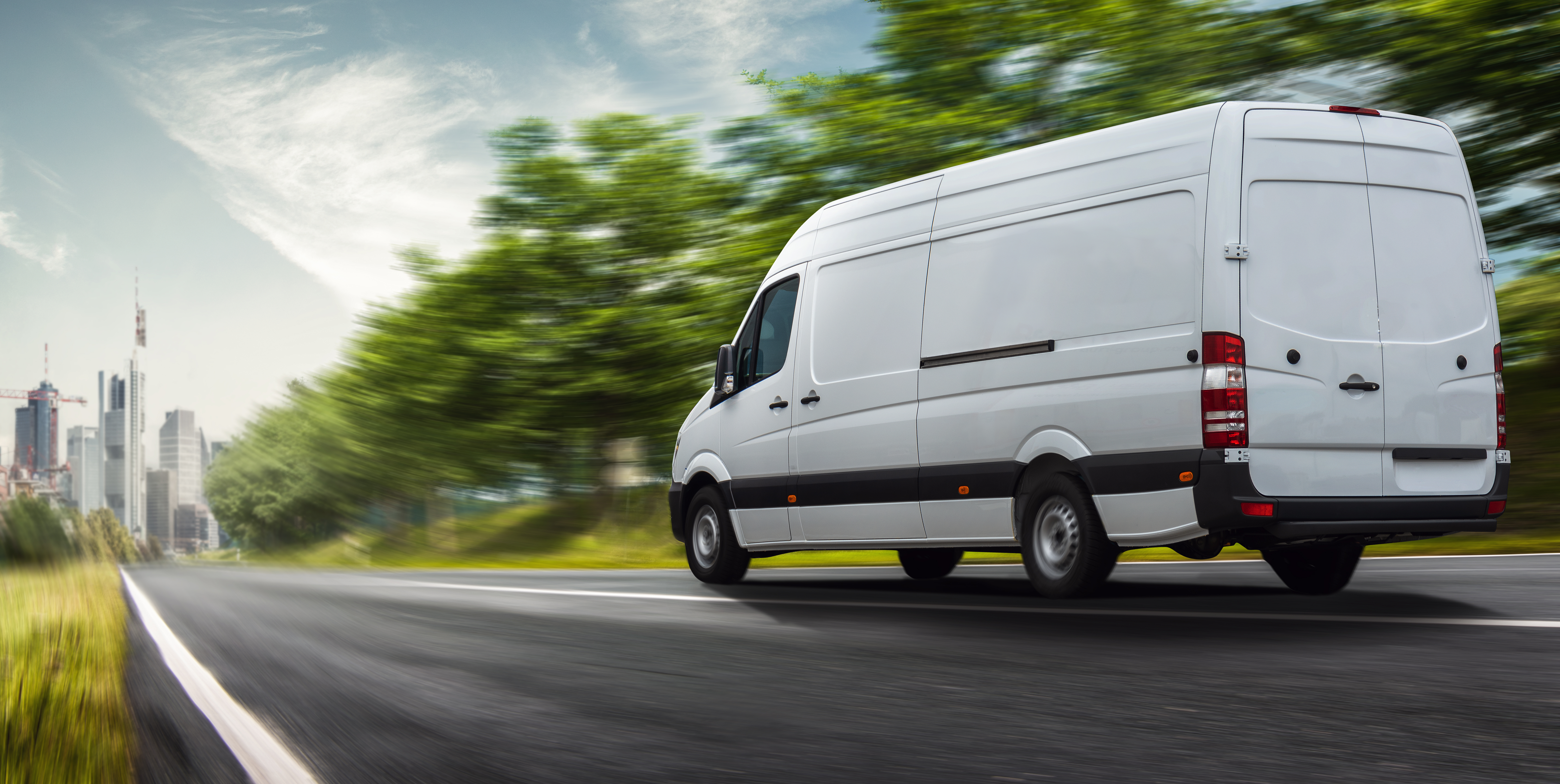 Image d’un camion blanc sur la route