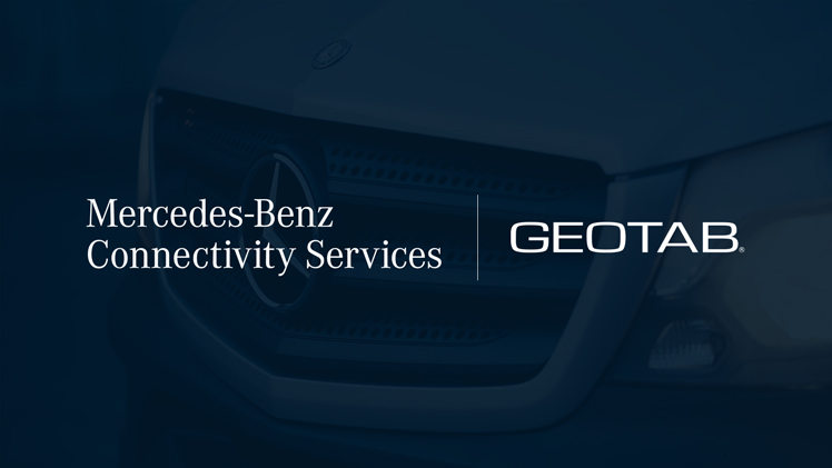 La imagen muestra un vehículo de la marca Mercedes con el logo de Mercedes-Benz-Connectivity-Services y el de Geotab