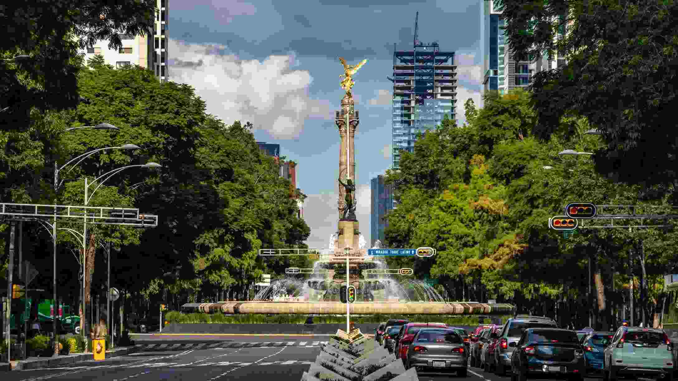 Foto de día de la avenida Reforma en Ciudad de México, con tránsito vehicular.