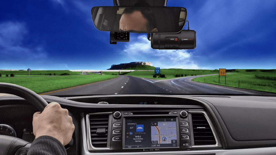 Imagem do painel do veículo e pessoa ao volante