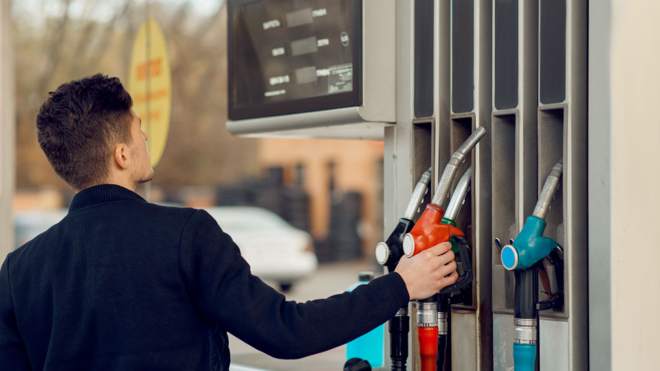 Imagen de un hombre cargando gasolina en estación