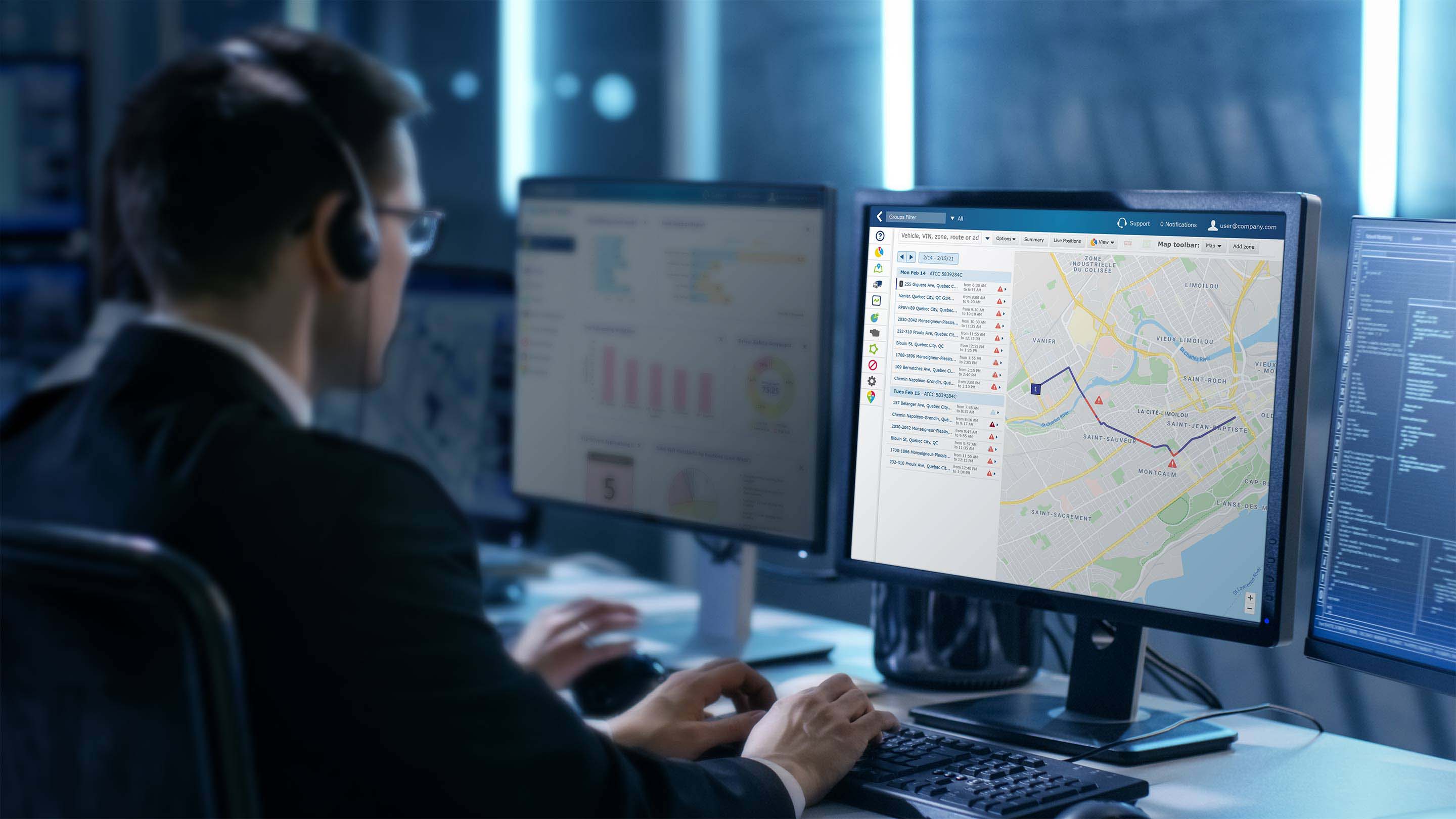Suivi des chauffeurs dans MyGeotab Homme naviguant sur le tableau de bord MyGeotab sur un écran d'ordinateur