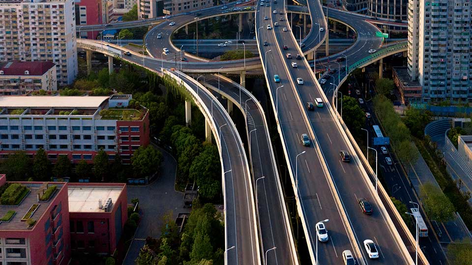 Autostrada in città con veicoli in movimento