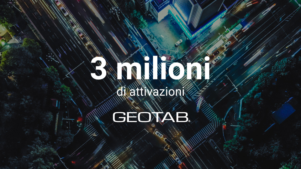 Fondo scuro di strade connesse e il titolo 3 milioni di attivazioni con logo Geotab