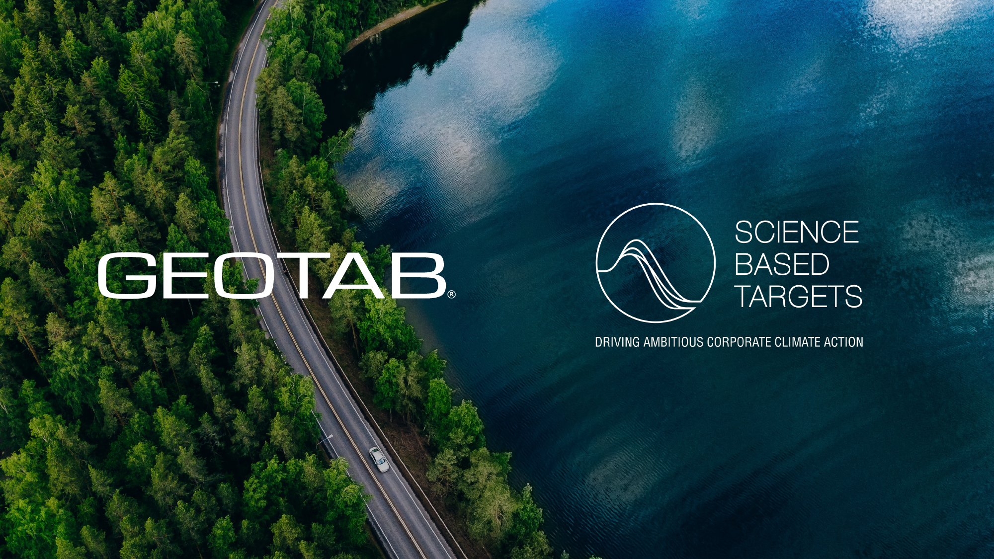 Logo Geotab e logo SBTi su sfondo di una strada attraversata da un veicolo con ai lati un lago e un bosco
