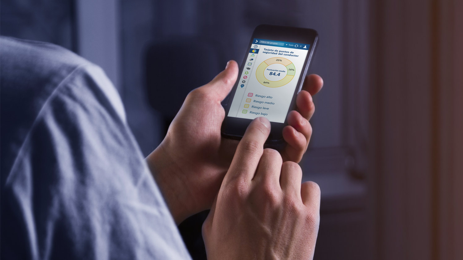 Placeholder Title Persona che utilizza il telefono cellulare per controllare la Scheda di valutazione sulla sicurezza del conducente in MyGeotab