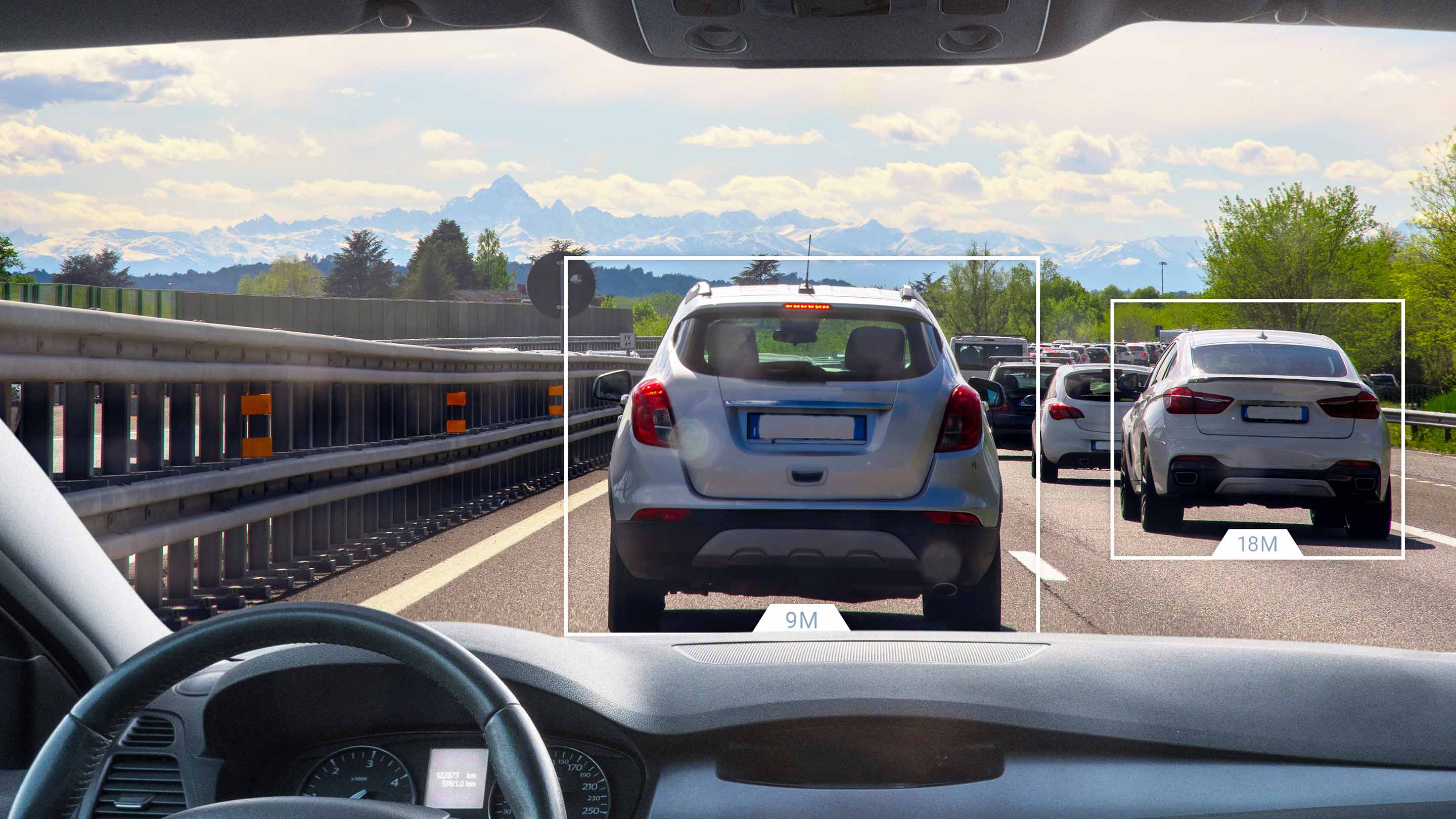 Interfaccia utente della dash cam che mostra la relativa vicinanza ai veicoli circostanti