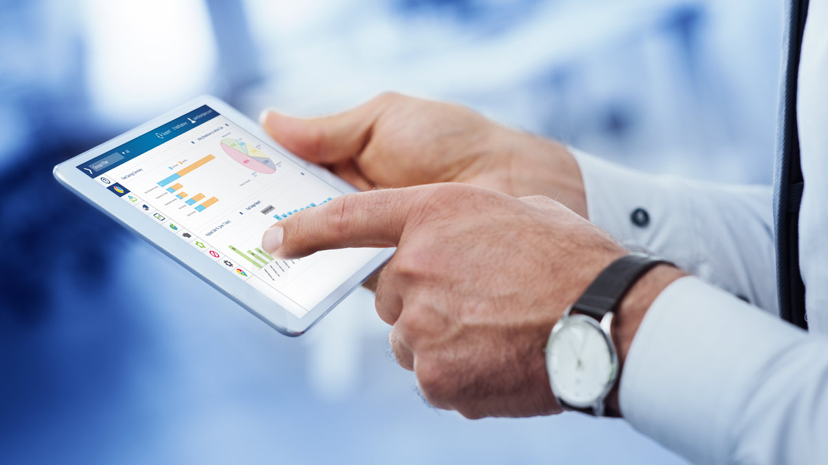 Man MyGeotab on a white tablet
