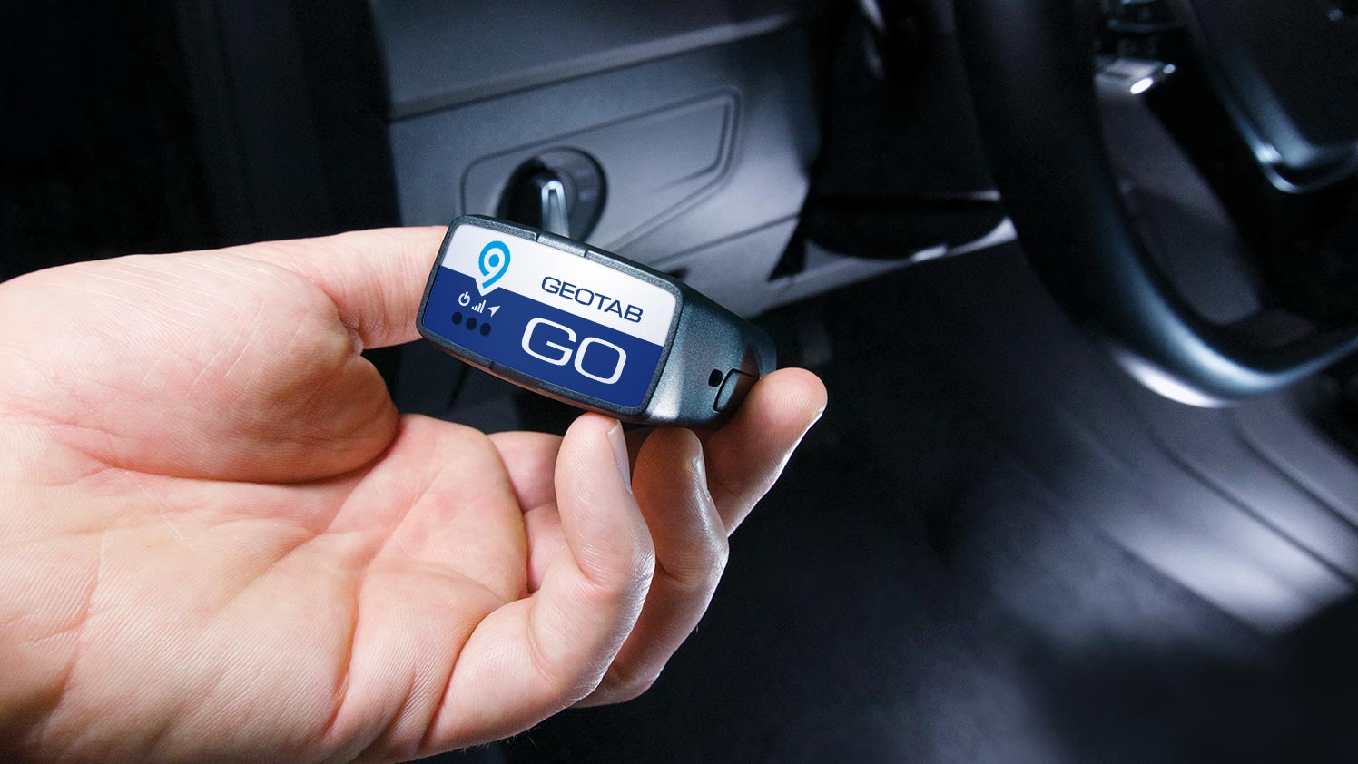 Persona sosteniendo un dispositivo Geotab GO