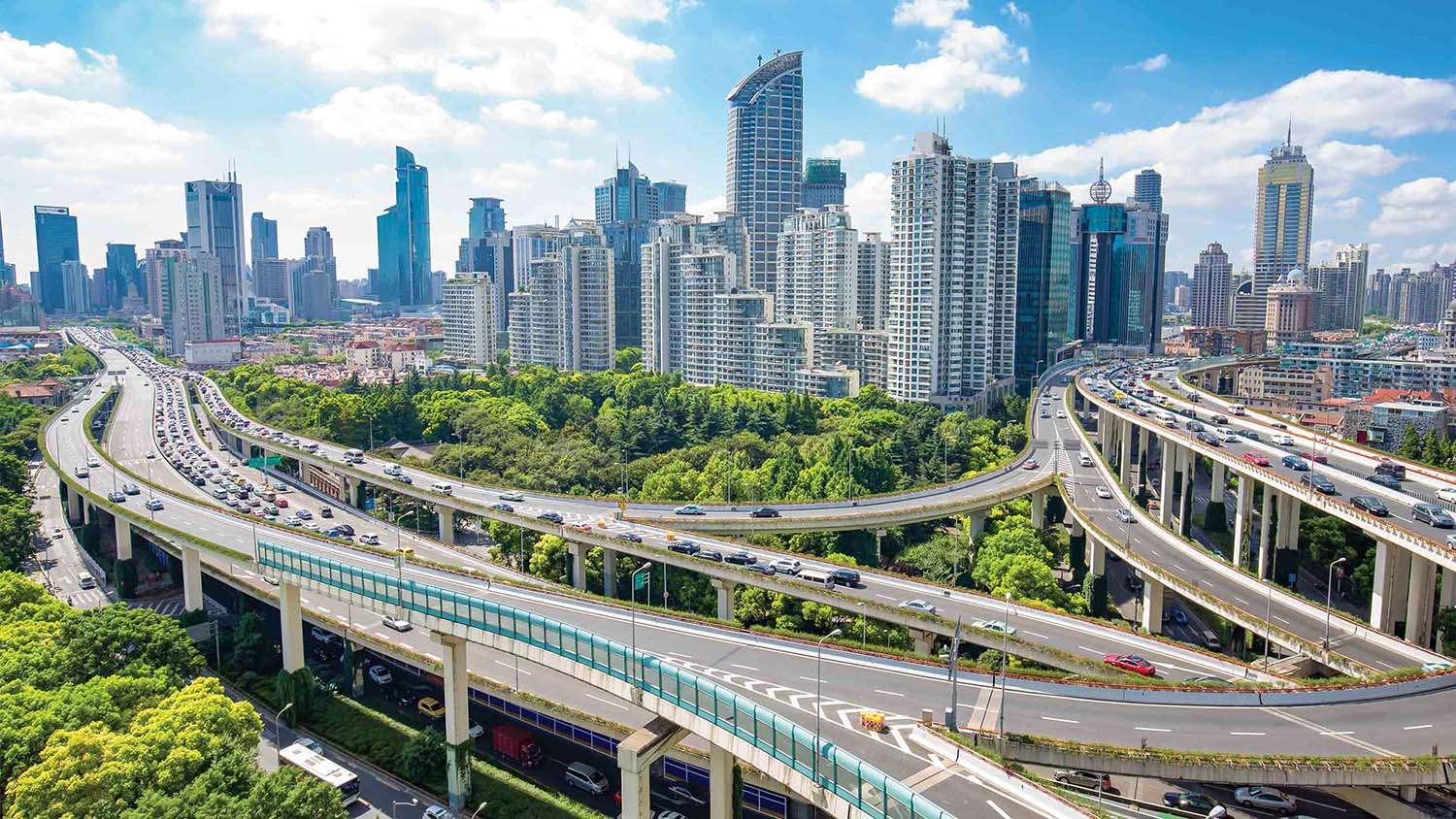 Vista aerea dello skyline di una città con un'autostrada in primo piano