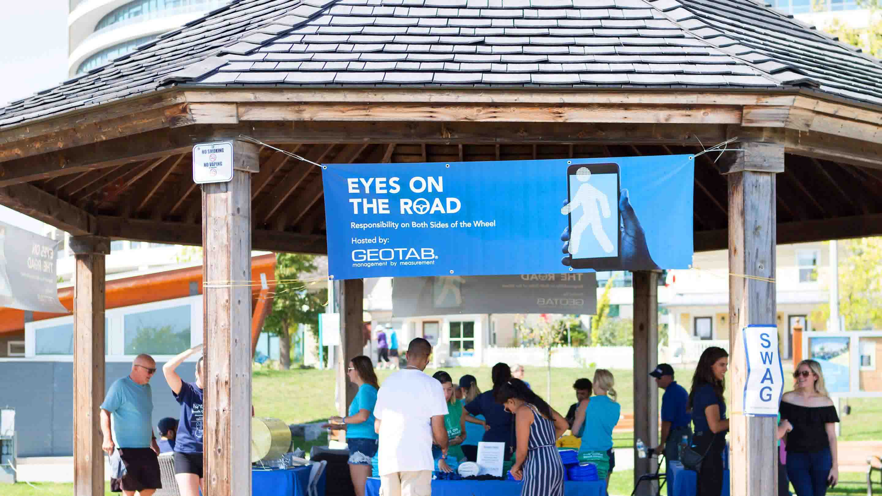 Imagen de teléfonos abajo y ojos arriba en un stand de Geotab