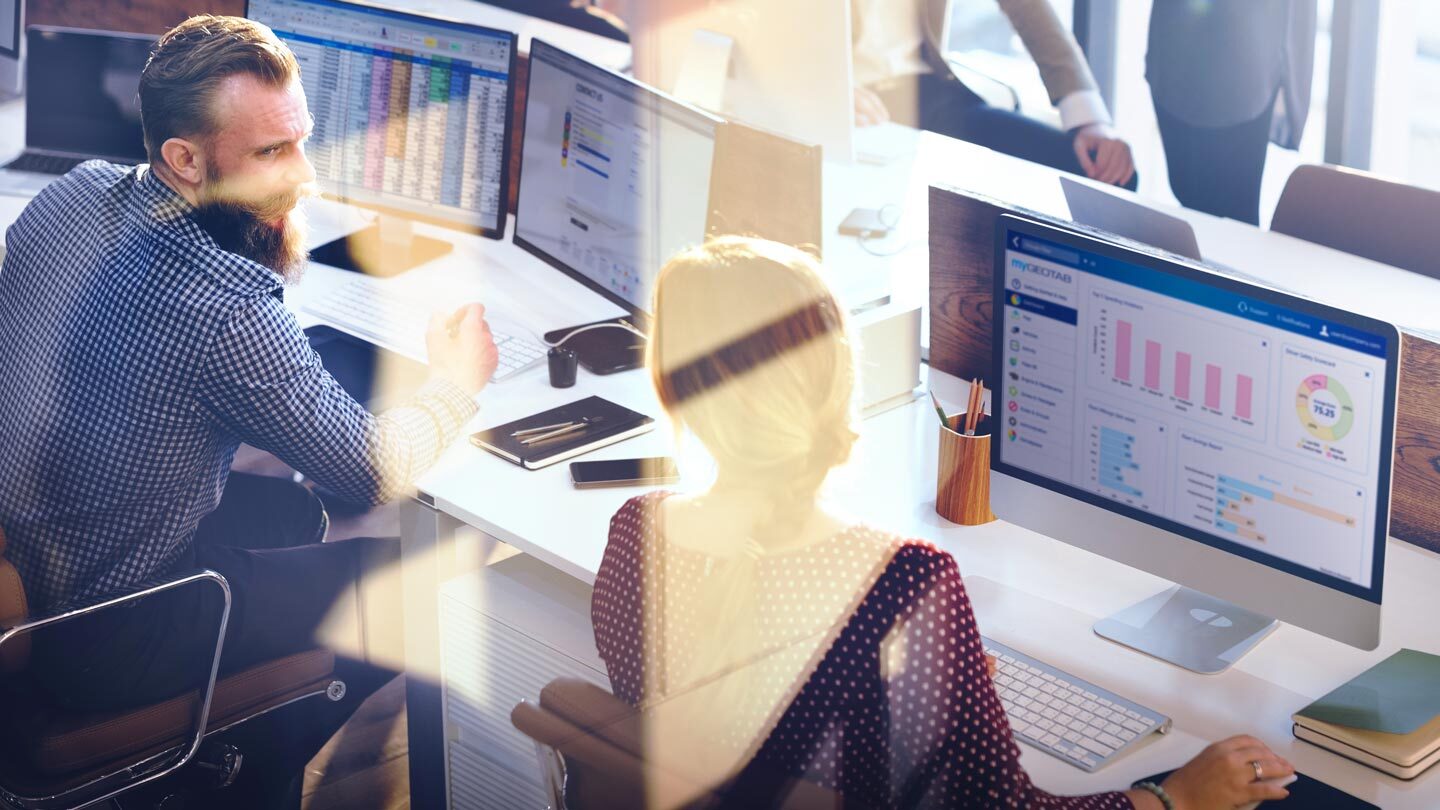 deux personnes travaillant à leur bureau