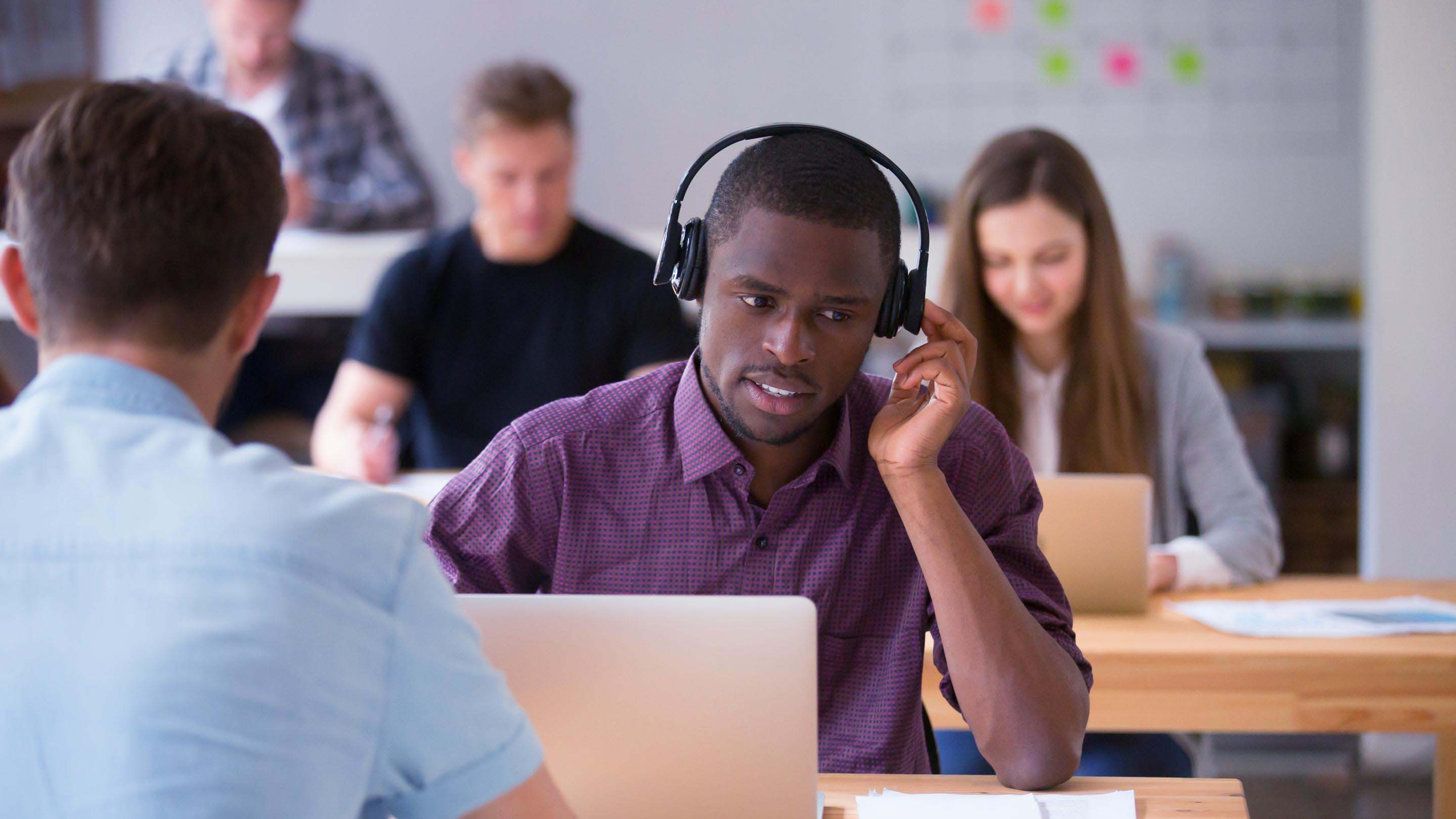 Persona con auriculares hablando por teléfono