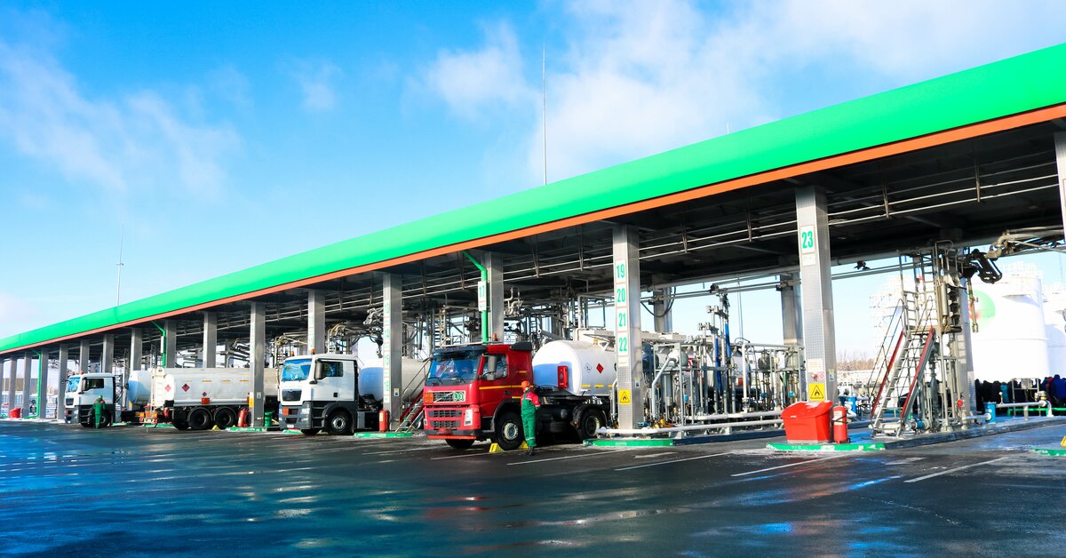 Station de ravitaillement en carburants alternatifs accueillant plusieurs camions-citernes.