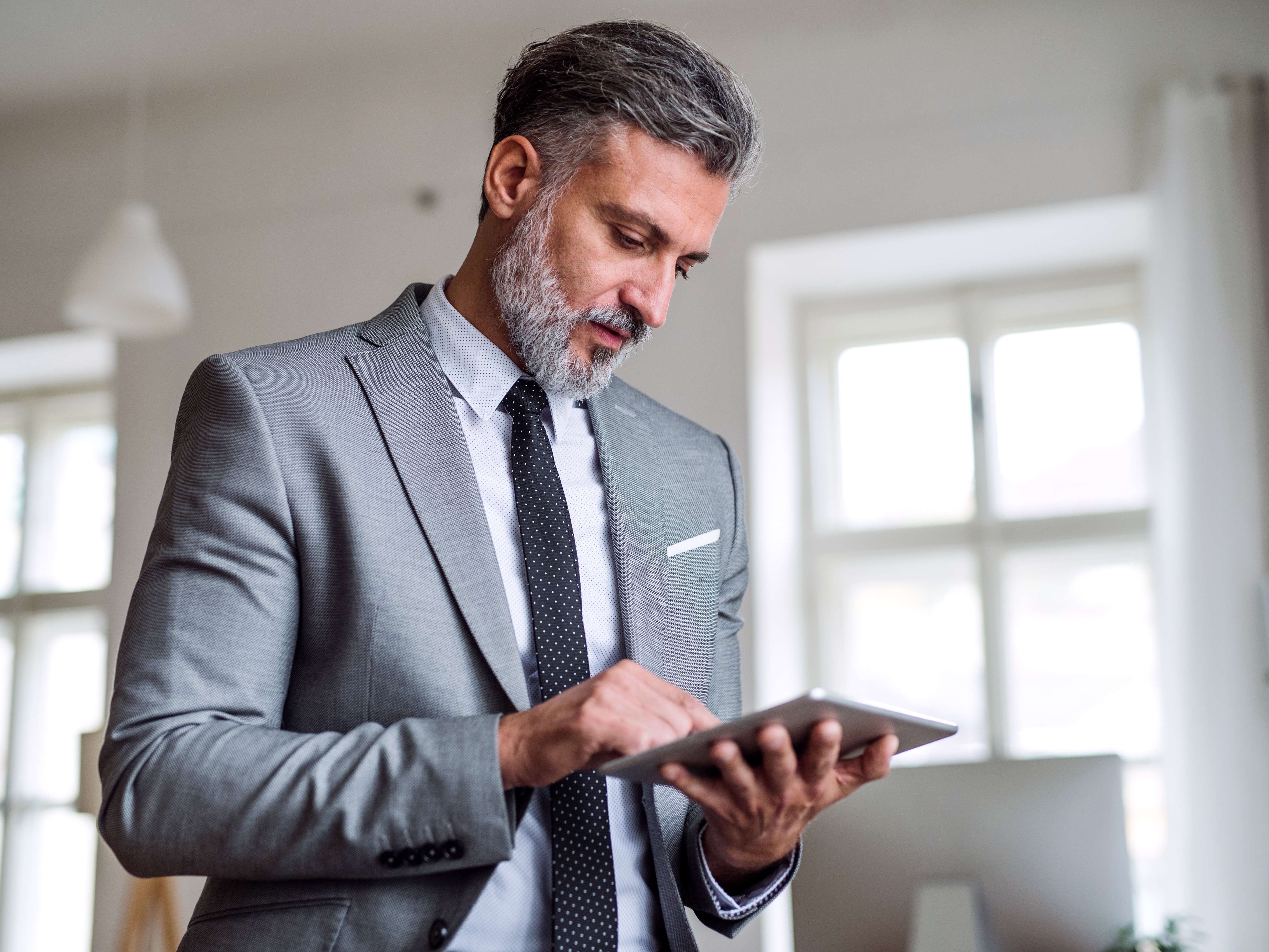 Gestionnaire de flotte consultant une tablette pour réduire les immobilisations des véhicules liées au contrôle technique
