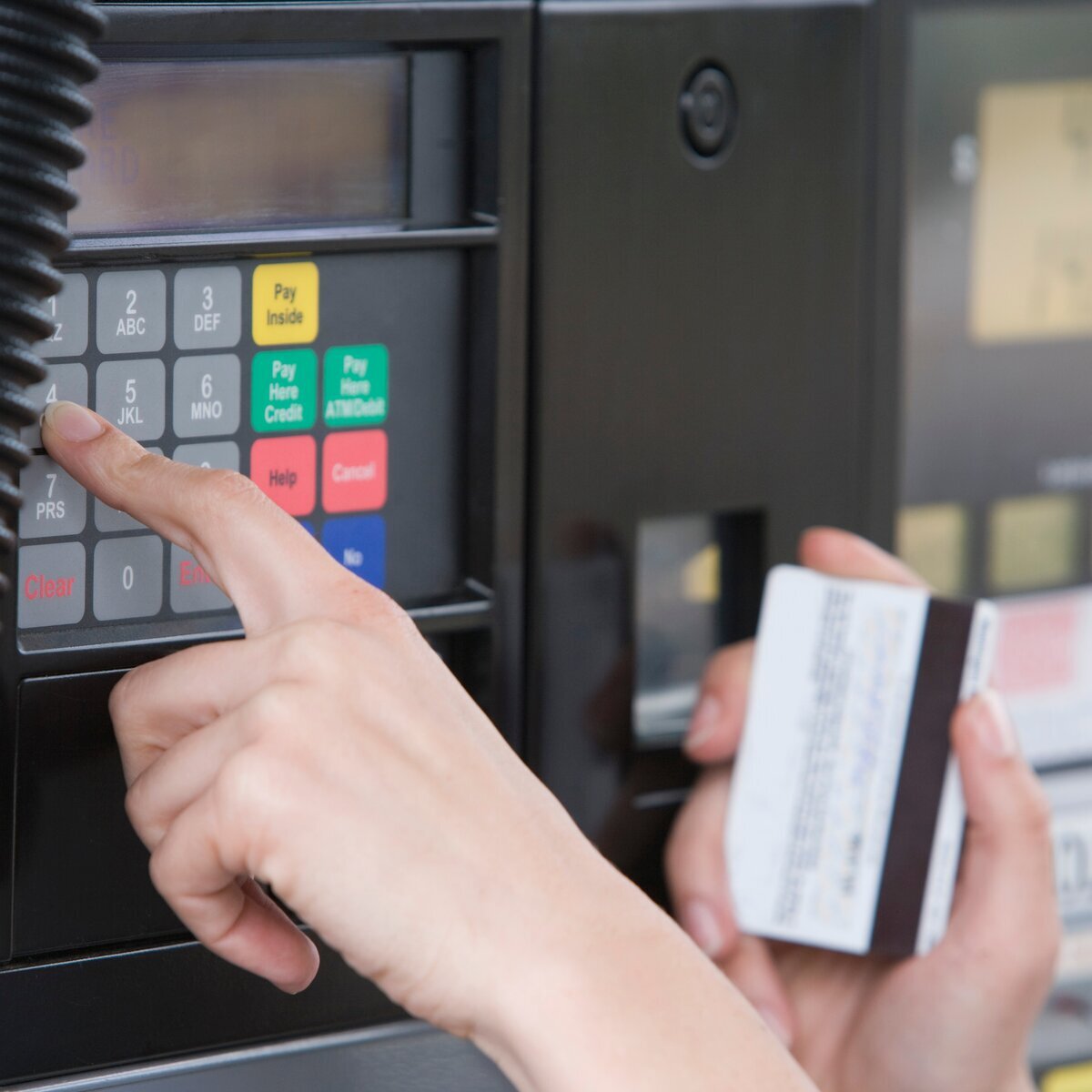 Uso de tarjeta de combustible para gestión de flotas en surtidor de gasolina