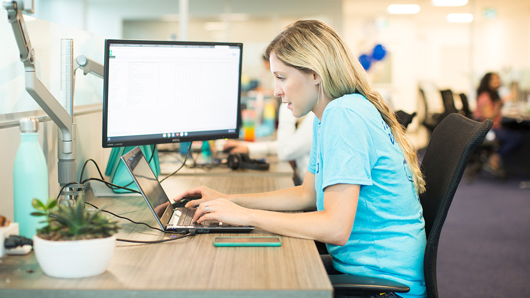 une femme qui travaille devant un ordinateur