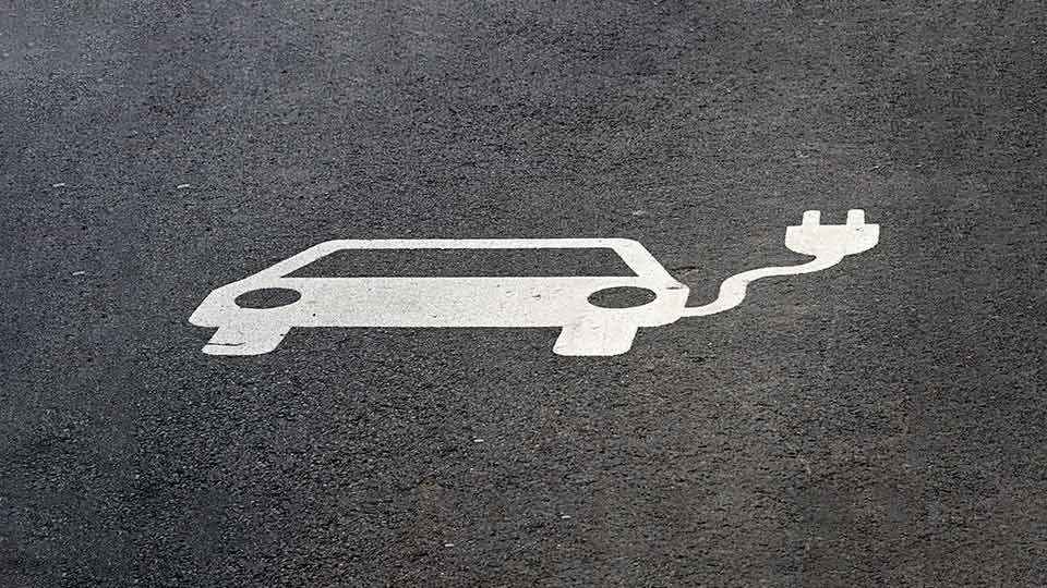 Icona di ricarica veicoli elettrici disegnata sul suolo