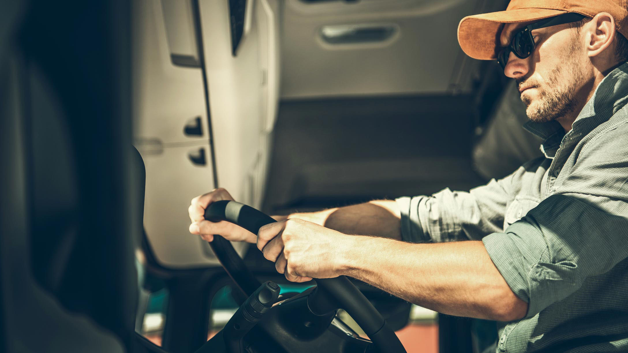 Motorista de caminhão com a mão no volante