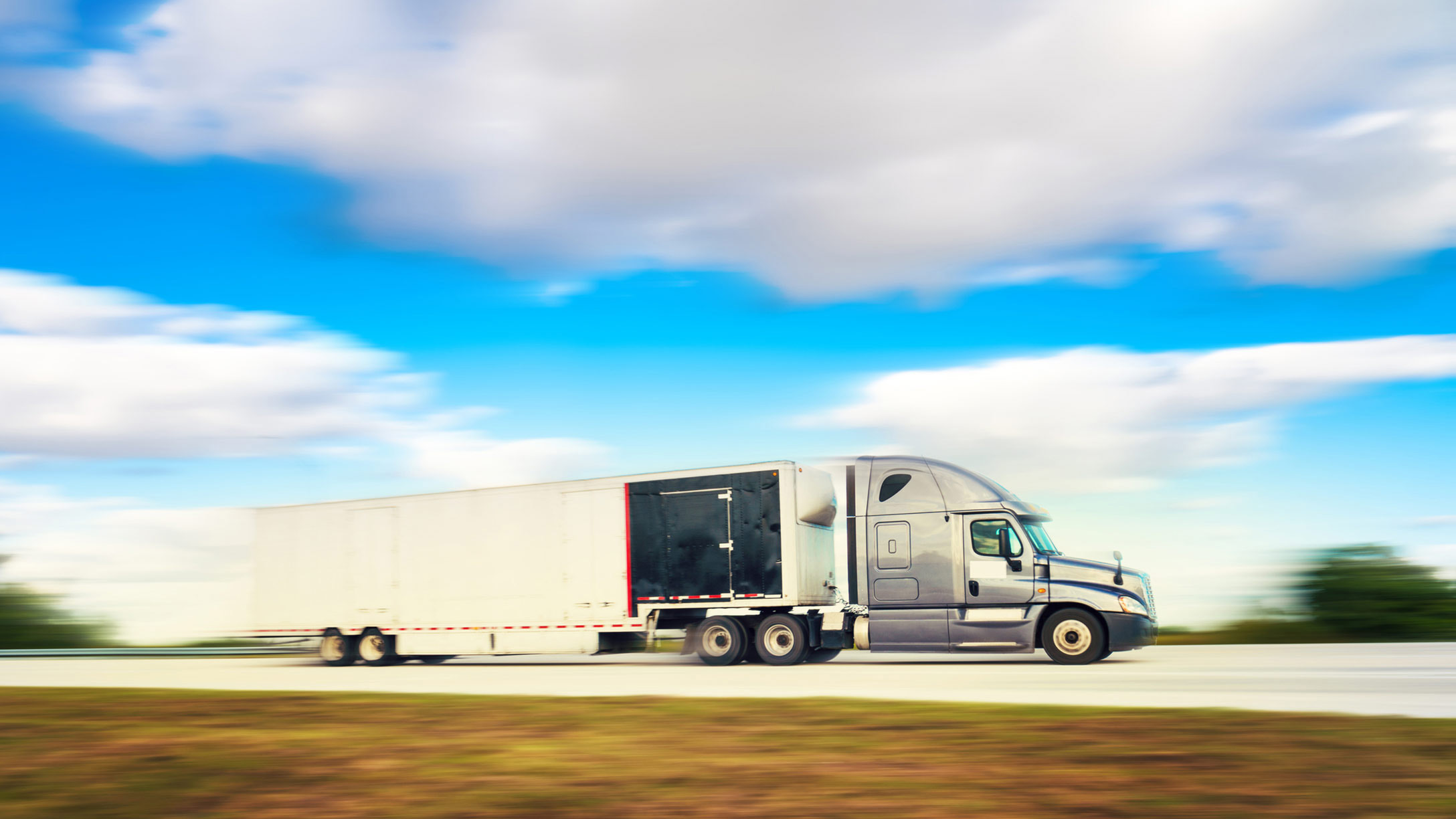 Weisser LKW auf dem Highway. 