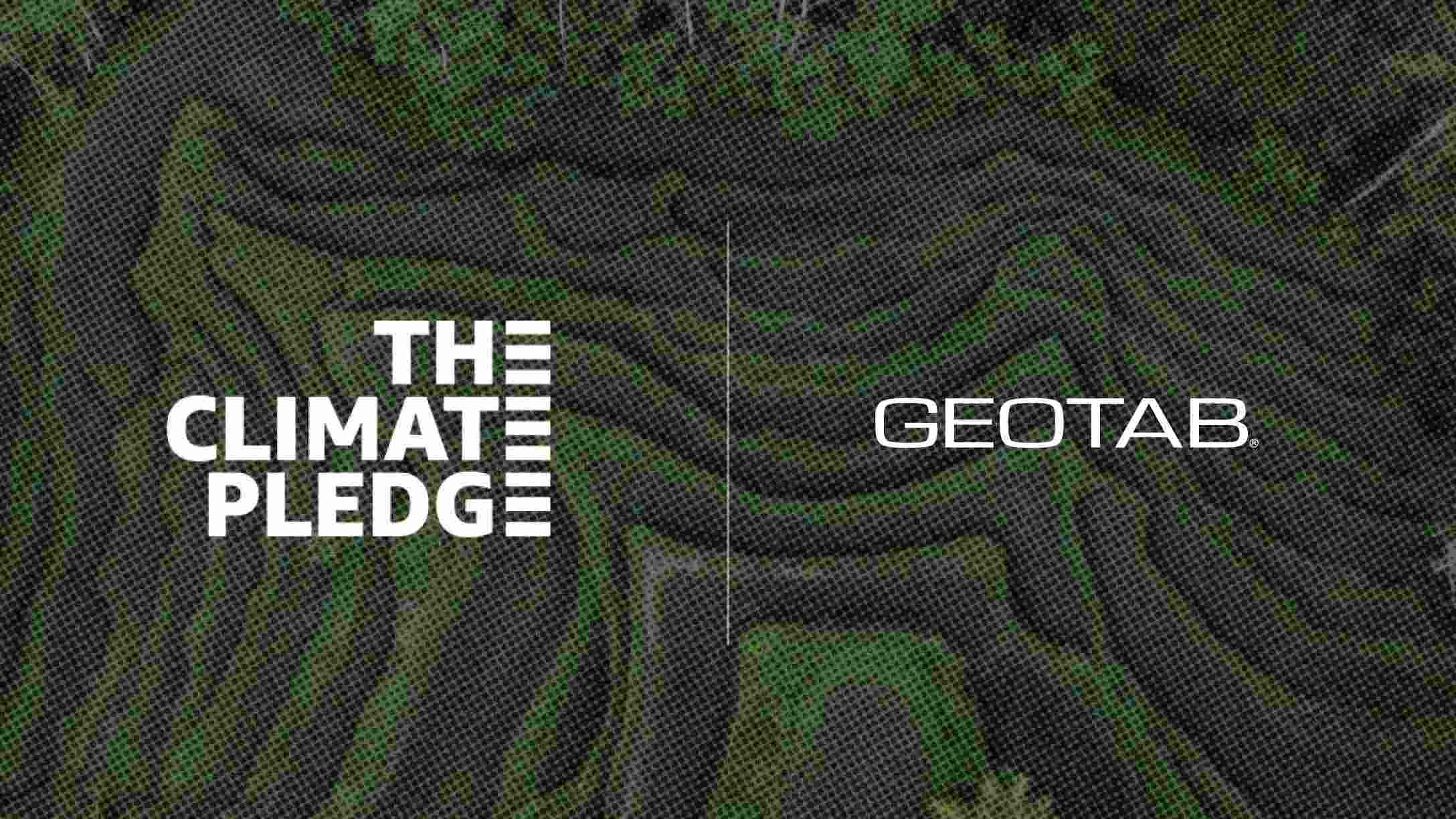 Geotab Logo und The Climate Pledge Logo auf einem dunkelgrünen Hintergrund der einen Wald zeigt.