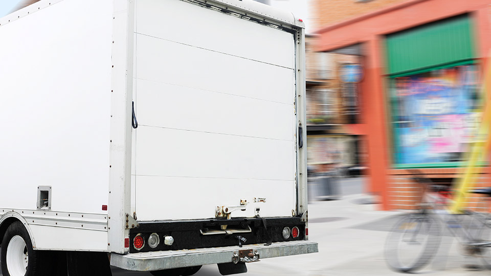 Uma van de entrega que transporta mercadorias