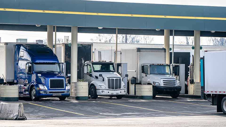 Lote de camiões estacionados