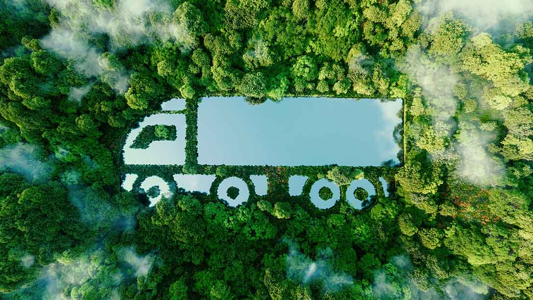 Bild in Vogelperspektive von einem LKW aus Seen auf grünem Hintergrund aus Bäumen