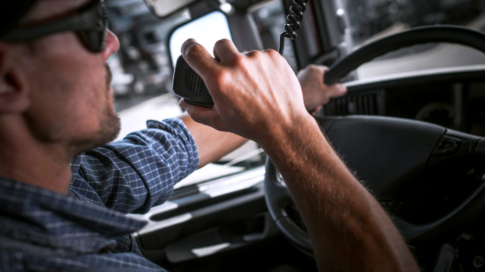 hombre conduciendo vehículo