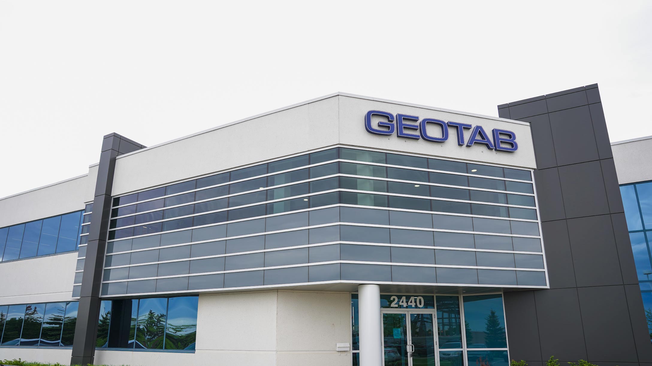 picture of the front of the Geotab HQ in Oakville, ON