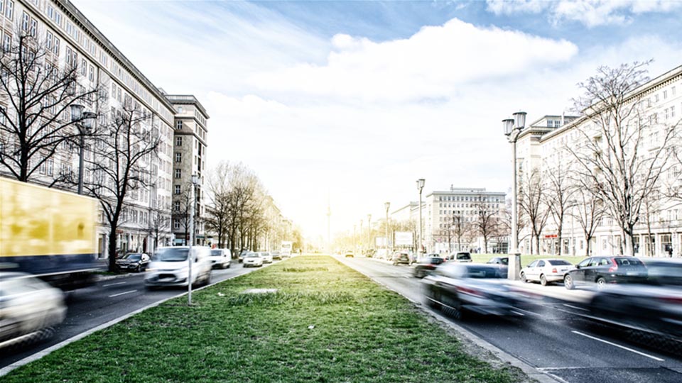 Eine verkehrsreiche Straße in Deutschland