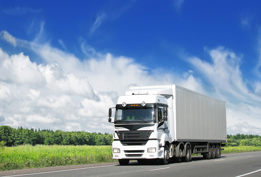 Frontansicht eines Lkw, der auf der Autobahn fährt