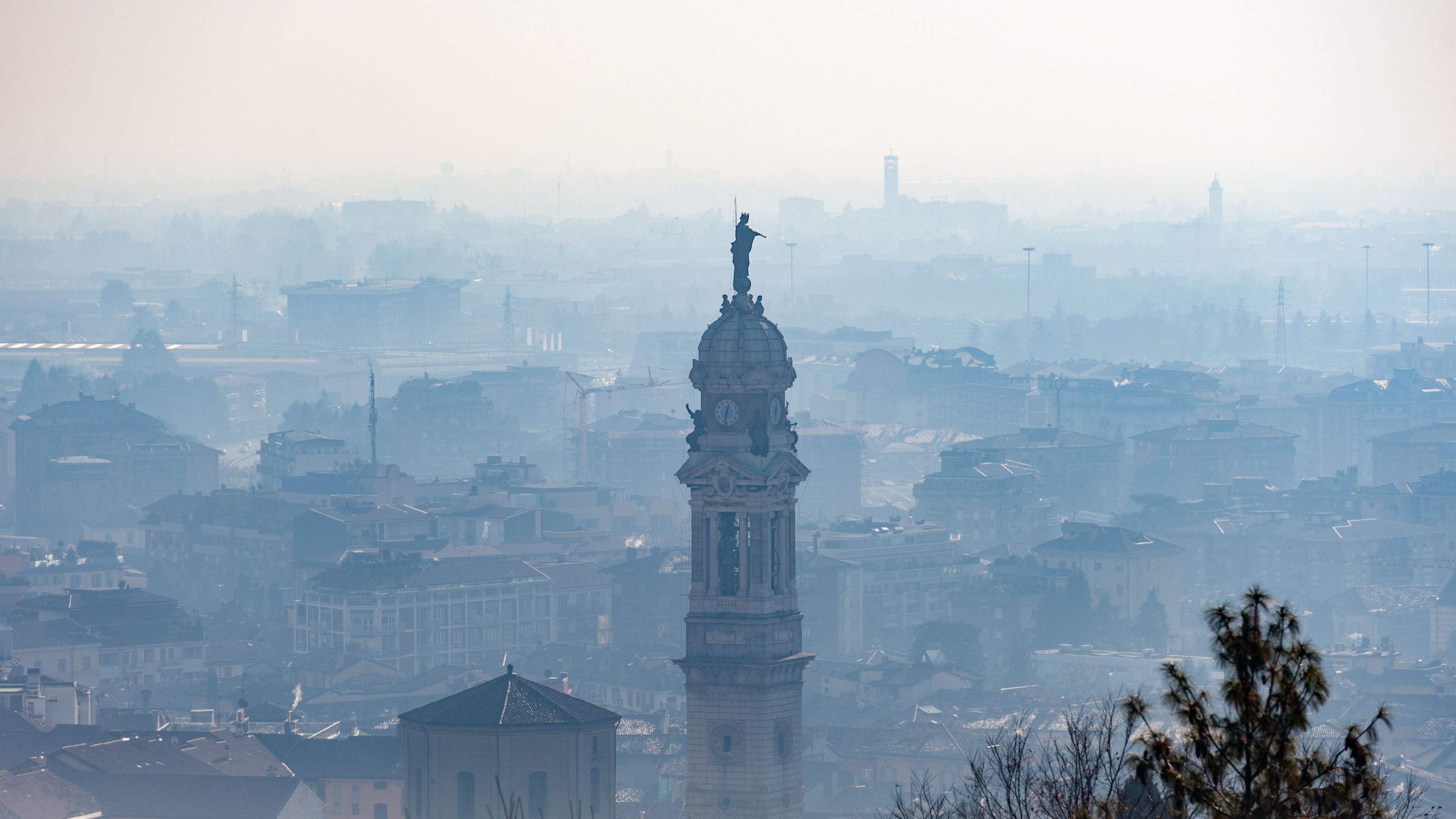 Stadt im Nebel als Symbol für Umweltverschmutzung.