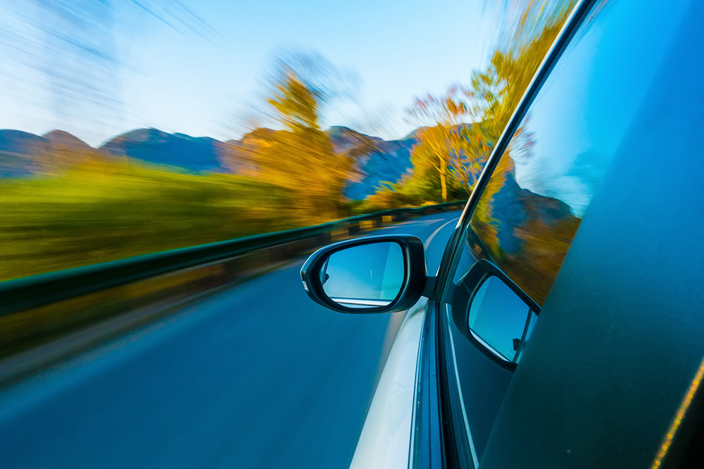 retrovisor de un coche en movimiento