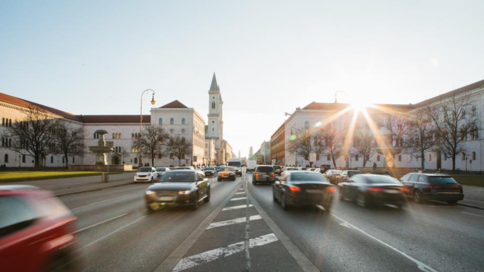 Calle de una ciudad con coches a ambos lados