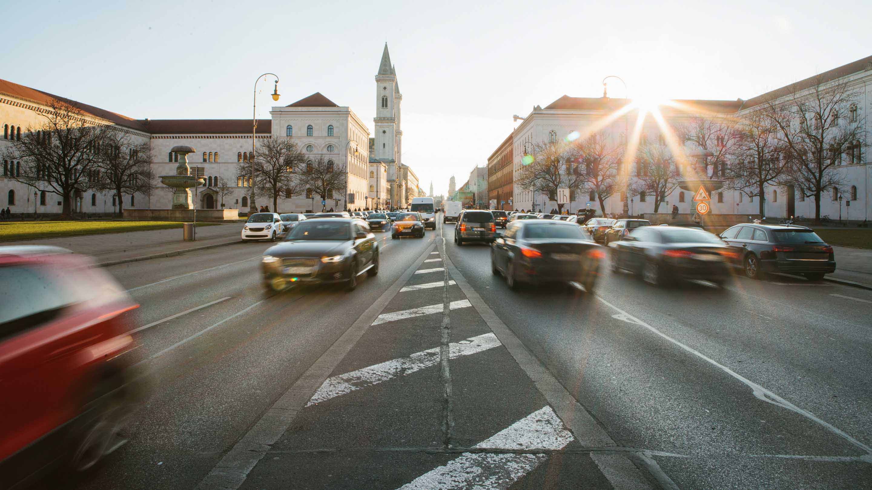 Foto del traffico di Leopold strasse di Monaco