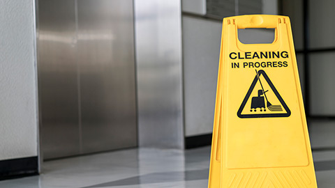 panneau cleaning devant un ascenseur