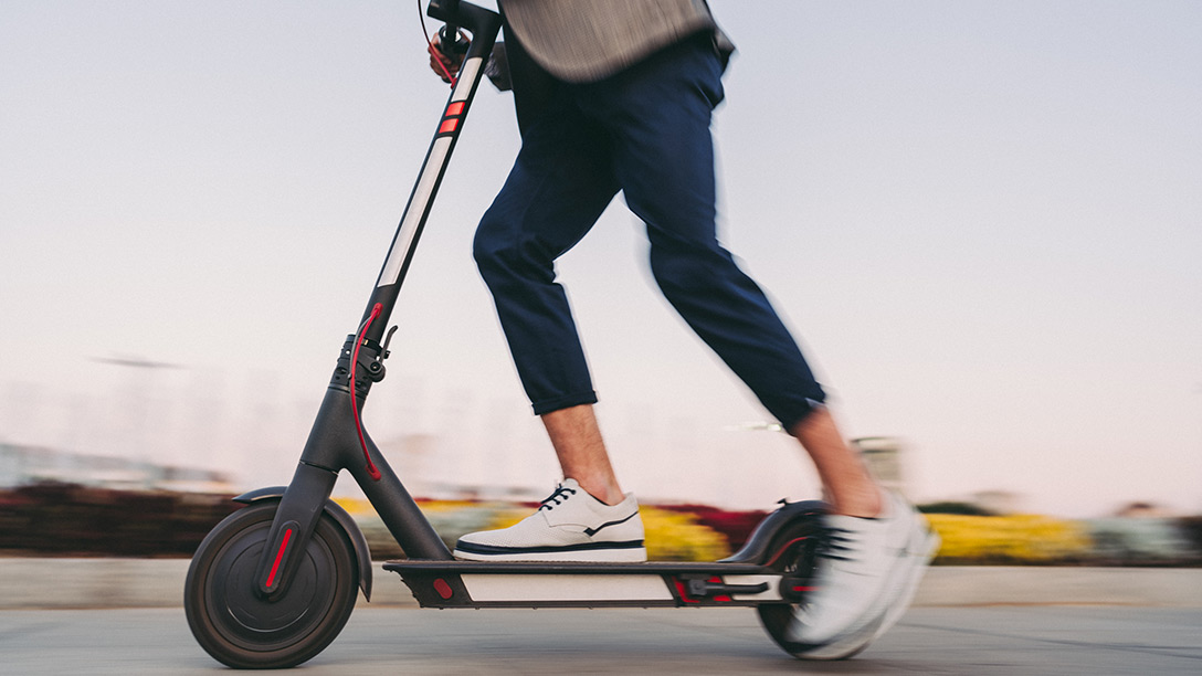 personne sur une trotinette