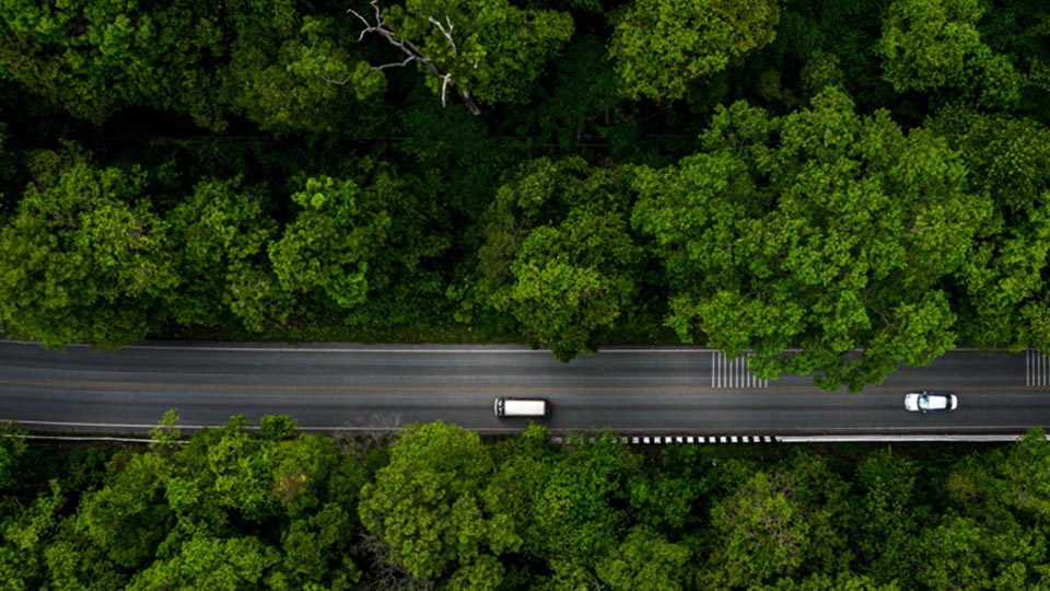 carro dirigindo pela estrada com listras amarelas na estrada