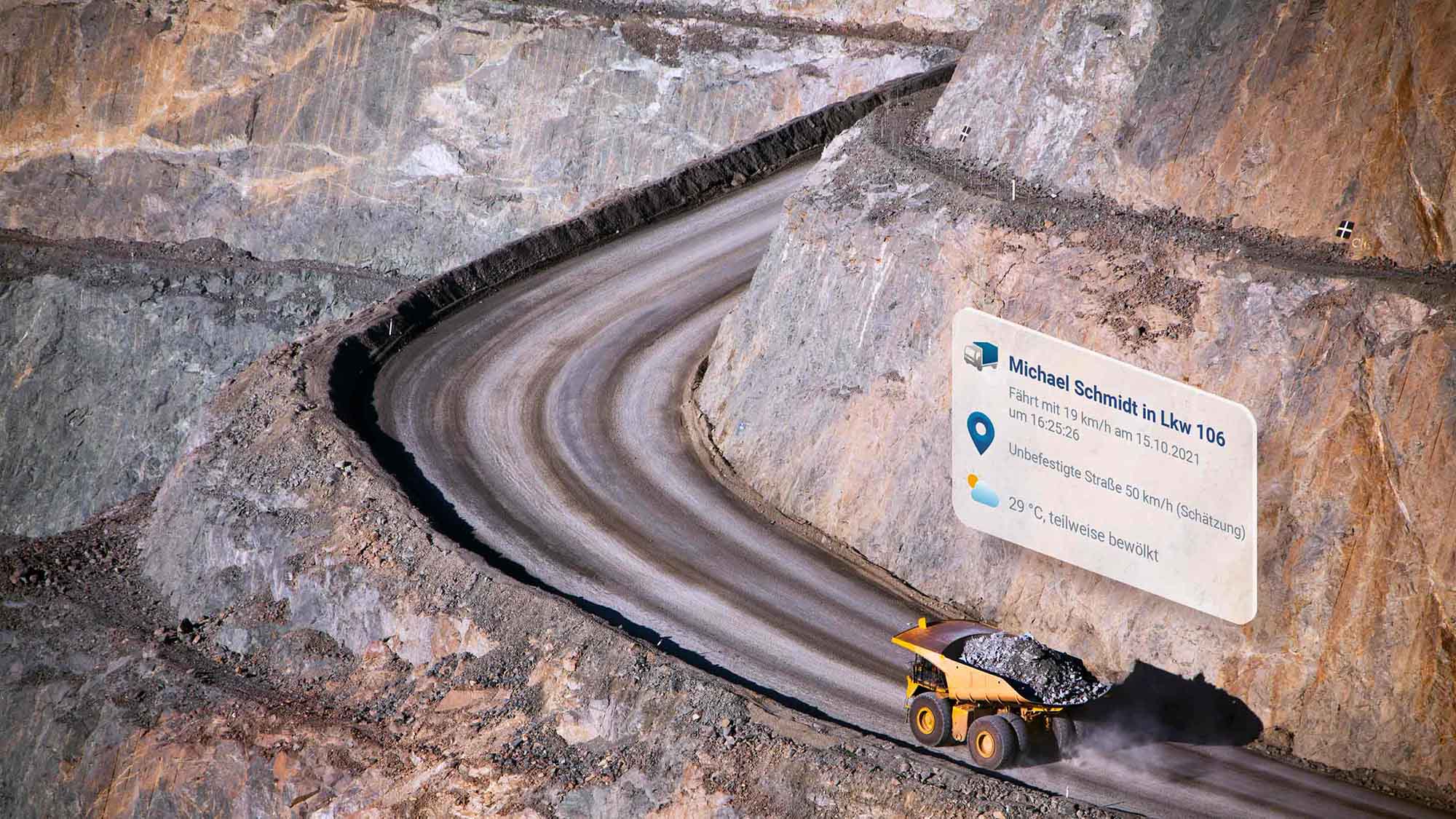 Gelber Muldenkipper auf einer kurvenreichen Schotterstraße mit darüberliegenden MyGeotab-User-Interface.