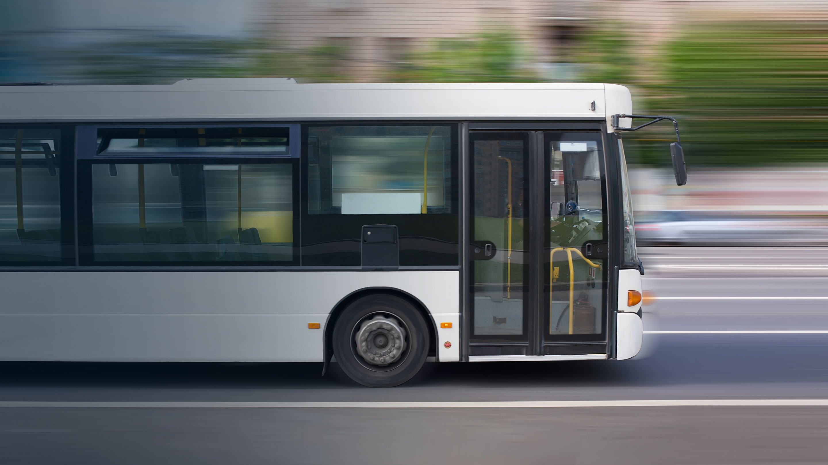 Seitenansicht eines öffentlichen Verkehrsbusses