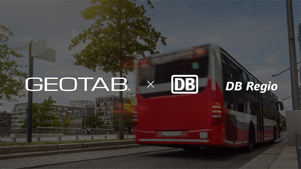 Roter fahrender Bus im Hintergund mit Geotab und DB Regio Bus Logo