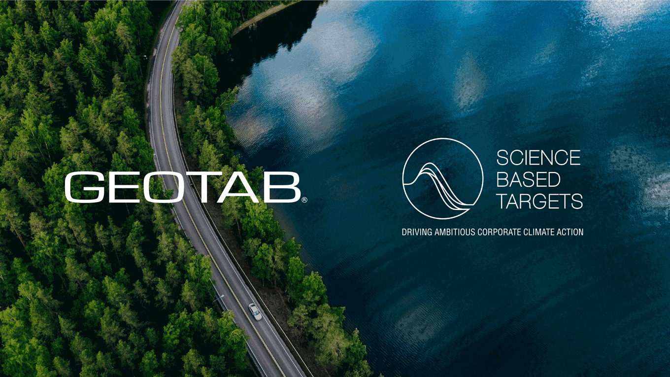 Geotab Logo und das SBTi Logo, im Hintergrund eine Straße im Wald die am Wasser liegt