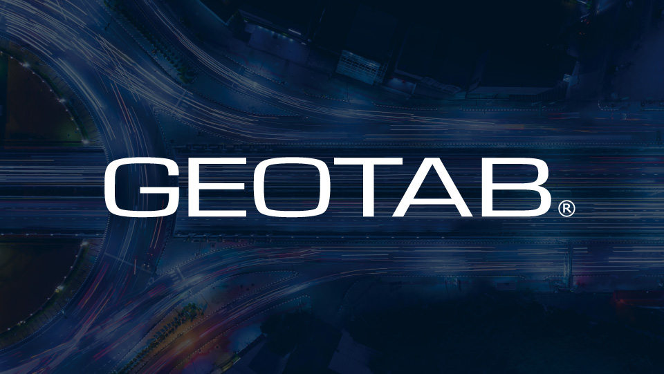 Geotab logo und dunkler Hintergrund
